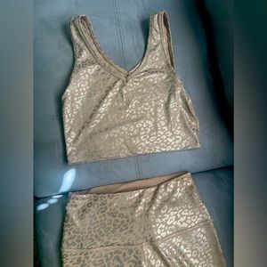 This is beyond yoga leggings and top. Animal print . New . There is no tags .